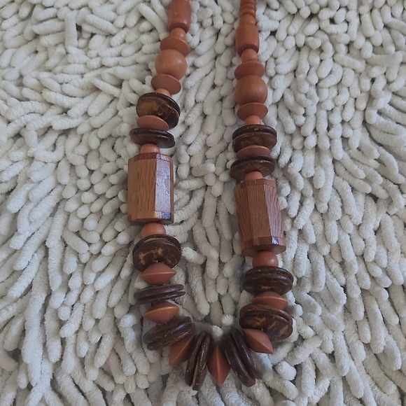 Unbranded wooden bead necklace - Picture 3 of 4